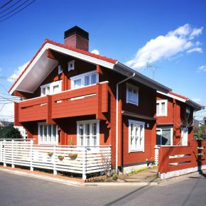 建物の中央の中庭が間取りに変化を与え広がりのある空間を創る