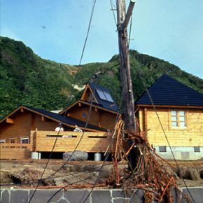 大地震後のログハウス