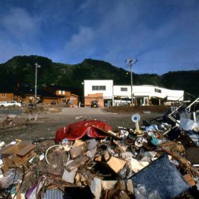 大地震後の周辺の様子。左側奥がログハウス。