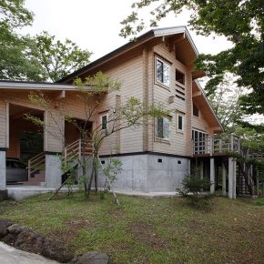 リゾートの小高い丘の上に建つ別荘