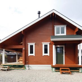 里山の風景にもとけ込むこだわりの平屋ログハウス