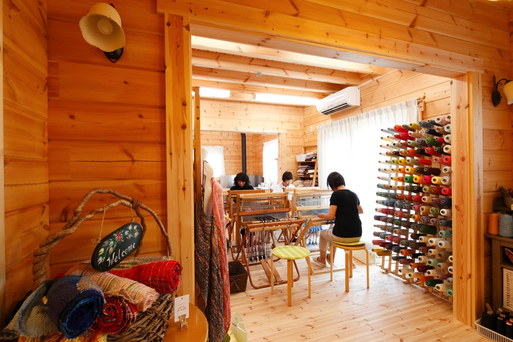 ウッディーなインテリアが人気のカフェと手織り教室