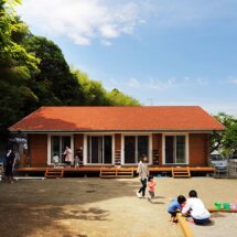 子どもたちがのびのび遊ぶログハウスの保育園