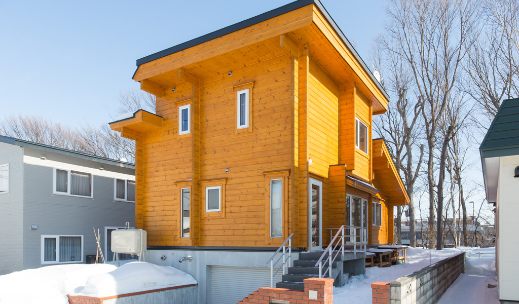 狭小地に建つ無落雪の家