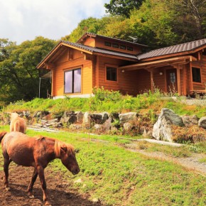 伝統工法の小屋組が見事な国産杉のログハウス