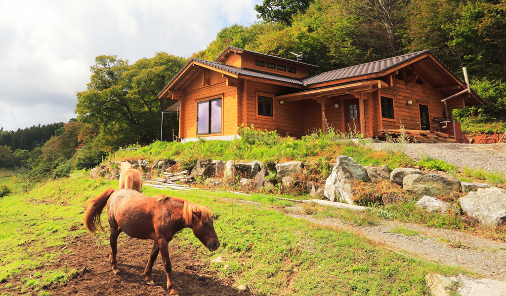 伝統工法の小屋組が見事な国産杉のログハウス