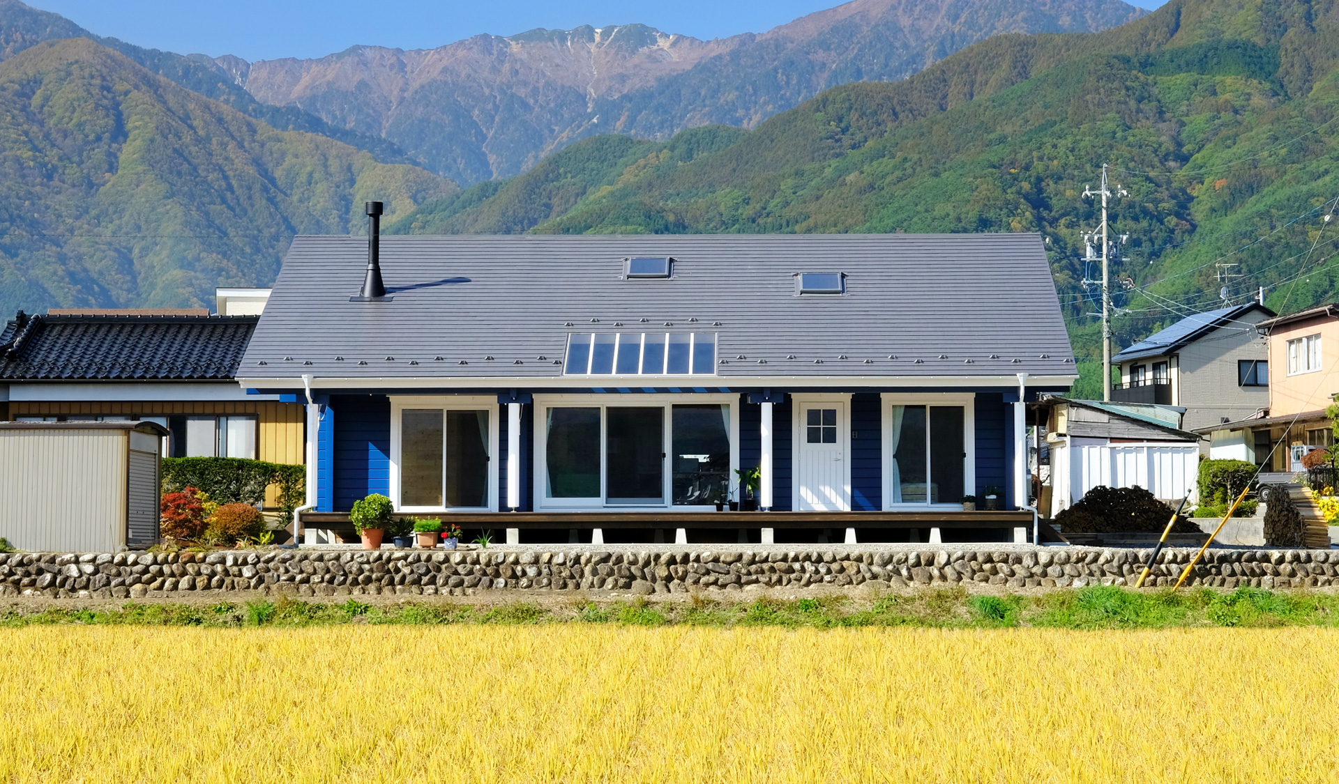 雄大な山々に抱かれた、穏やかで贅沢な平屋の暮らし