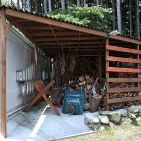 定住によってストーブの薪の使用量も増えたので、薪小屋なども増設