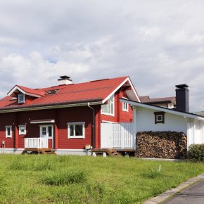 母屋からつながるように建つサウナハウスには薪棚も設置。隣地はまだ空き地のまま