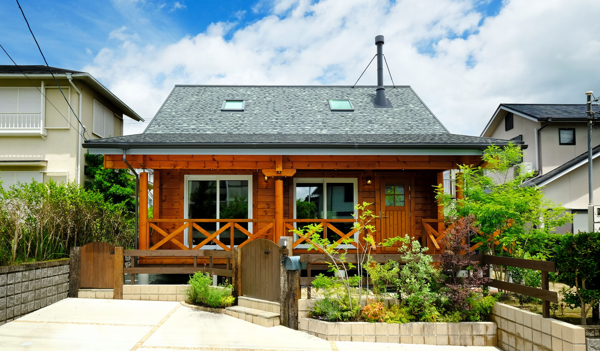 住宅街に建つカントリーテイストの折れ屋根ログハウス