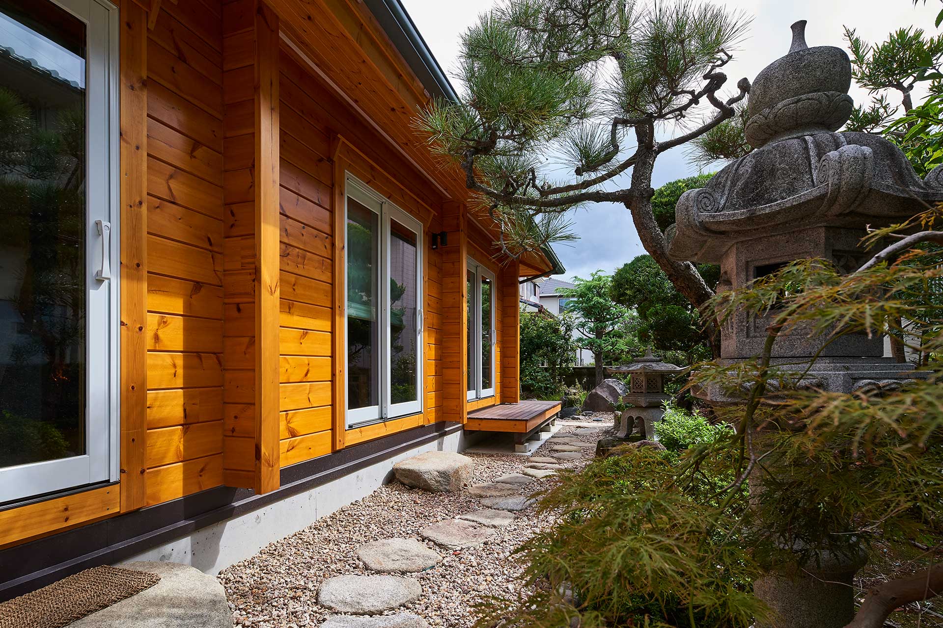 日本庭園が似合う平屋のログハウス