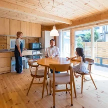 まるで都市を彩る森林。家族がおおらかに暮らせる工夫がつまった都市型ログハウス