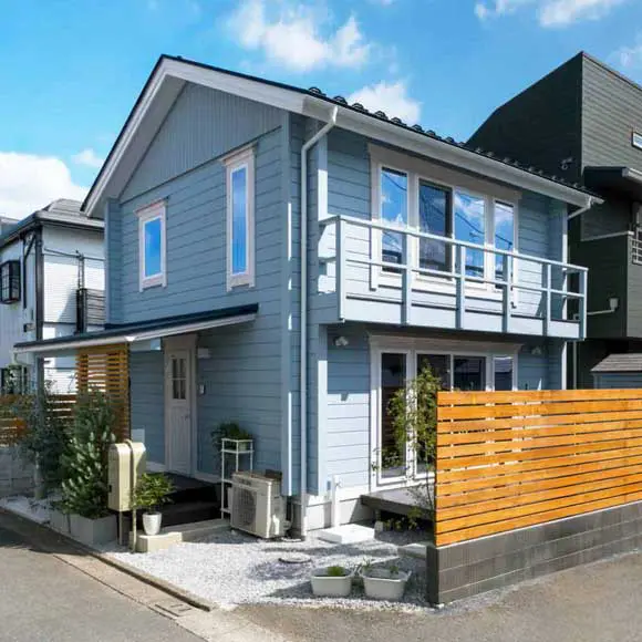 まるで都市を彩る森林。家族がおおらかに暮らせる工夫がつまった都市型ログハウス