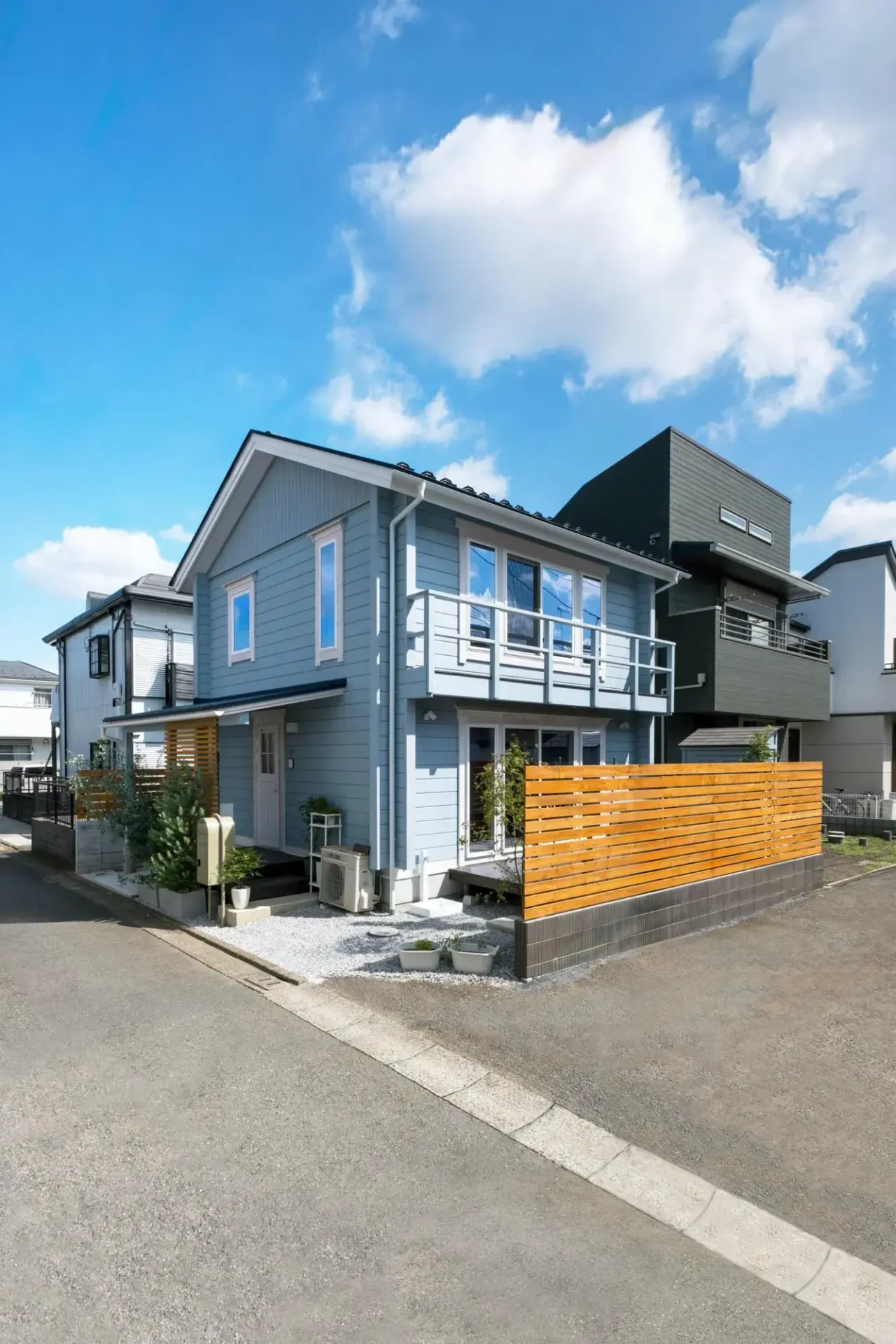 都内の住宅街にも似合うモダンな総２階建てログハウス