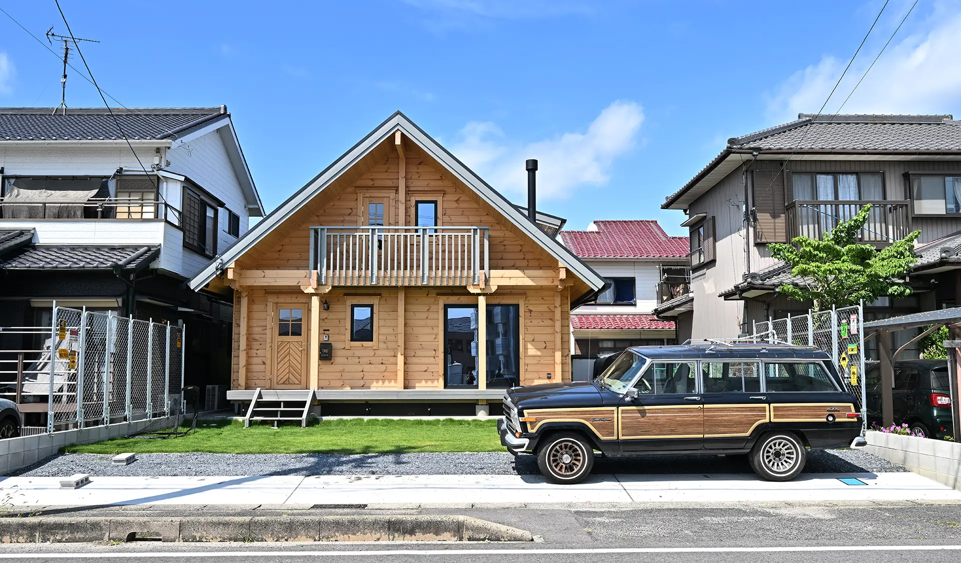 インダストリアルなインテリアが活きる、温もりあふれる木の住まい